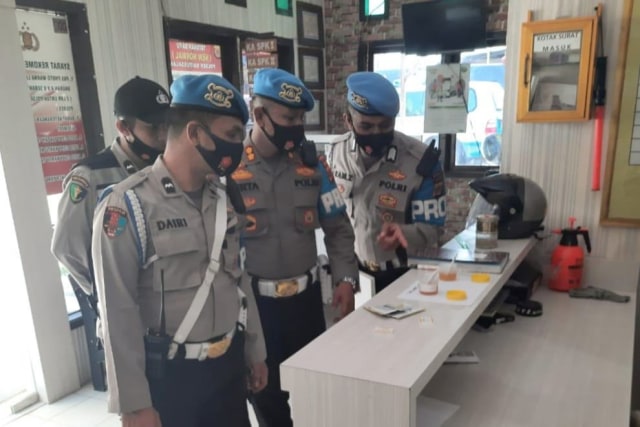 Kepolisian Daerah Aceh menggelar tes urine secara acak terhadap ratusan personelnya untuk mendeteksi penggunaan narkoba. Foto: Dok. Polda Aceh