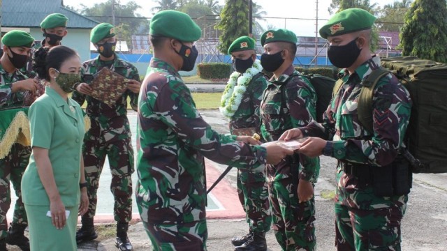 Danyon 714/SM Poso (kiri) memberikan piagam penghargaan secara simbolis kepada 170 personel yang baru kembali melaksanakan tugas pengamanan di Bumi Papua selam setahun, Senin (22/2), di Mako Yonif 714 Sintuwu Maroso Poso, Sulteng. Foto: Istimewa
