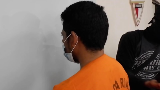 SUPRIADI, warga Dharmasraya, Sumatera Barat, saat ditangkap usai berhasil memeras ASN Pemprov Riau dengan merekam aksi Video Call Sex. 