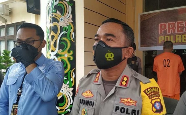 Kapolres Barito Timur saat menggelar jumpa pers terkait kasus penggelapan uang nasabah oleh seorang karyawan PT Adira.