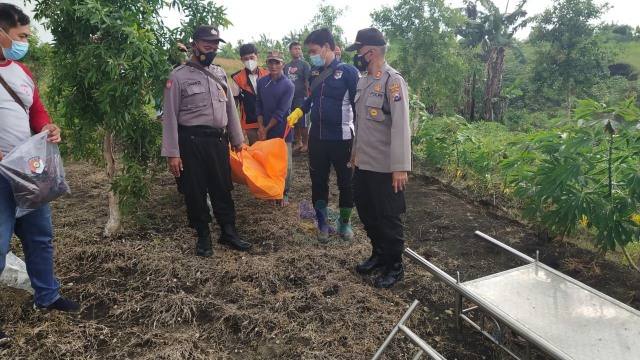 Petugas saat mengevakuasi mayat YT (70), warga Desa Karangsono, Kecamatan Dander, Kabupaten Bojonegoro, yang meninggal akibat gantung diri. Selasa (23/02/2021) (foto: istimewa)