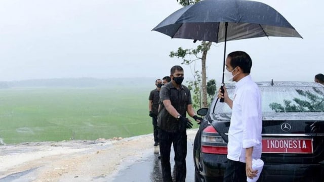 Presiden Joko Widodo saat melakukan kunjungan kerja ke kawasan Food Estate di Desa Makata Keri,Kecamatan Katiku Tana, Kabupaten Sumba Tengah, Provinsi Nusa Tenggara Timur, Selasa (23/2) .
 Foto: Antara/HO- Sekretariat Presiden
