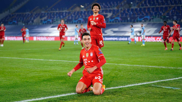 Selebrasi Musiala seusai mencetak gol atas Lazio dalam lanjutan babak 16 Besar Liga Champions 2020/2021. Foto: Situs resmi Bayern Muenchen
