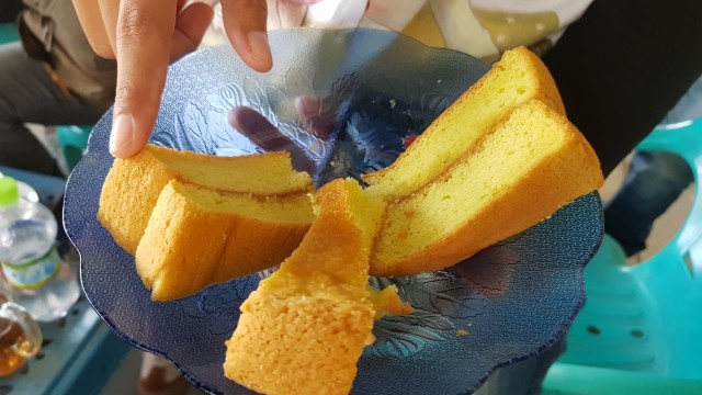 Tradisi menjamah, atau menyentuk makanan untuk melunturkan sugesti kemponan. Foto: Leo Prima/Hi!Pontianak 