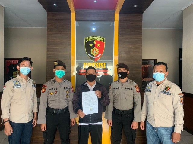 IN membuat surat pernyataan di Satreskrim Polres Sambas. Foto: Dok Hi!Pontianak