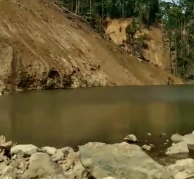 Kubangan air sedalam 10 meter lebih yang muncul usai gempa 6,2 magnitudo di Majene. Foto: Dok. Istimewa