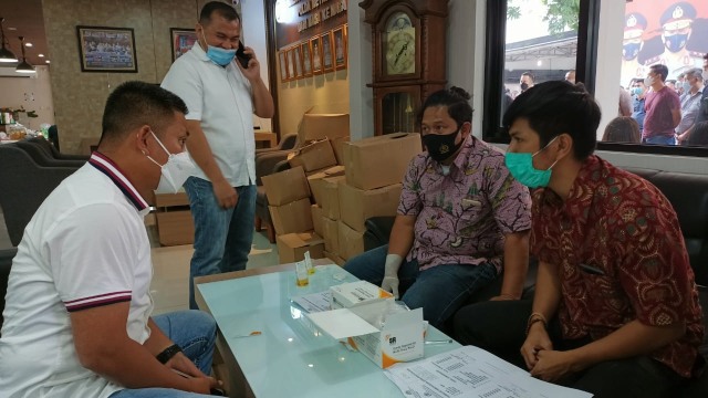 Ditresnarkoba Polda Metro saat menggelar test urine. Foto: Dok. Istimewa
