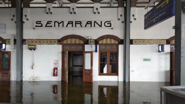 Banjir di Stasiun Semarang Tawang yang tak kunjung surut sejak Selasa (23/2) hingga Rabu (24/2). Foto: Dok. Istimewa