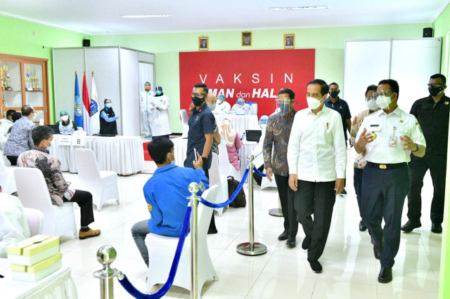 Presiden Jokowi meninjau proses vaksinasi para guru dan lansia di SMA Negeri 70 Bulungan , Jakarta Selatan, Rabu (24/2). Foto: Agus Suparto/Presidential Palace