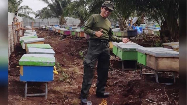 Agung Prasetyo Utomo, di peternakan lebahnya di Riau.(foto: dok pribadi).