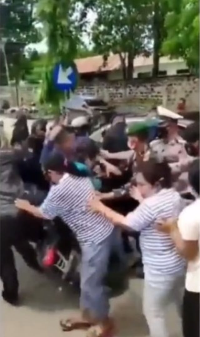Viral paspampres terjatuh diserbu emak-emak saat mengawal Presiden Jokowi di Sumba, NTT. (Foto: Instagram/@makassar_iinfo)