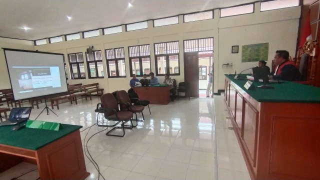 Sidang perdana praperadilan dengan pemohon tersangka dugaan korupsi pembangunan tengki septic Muchamad Nur Umlati melawan Kejati Papua Barat sebagai Termohon, berlangsung di Pengadilan Negeri Sorong, Rabu (24/2), foto : Yanti/Balleo News