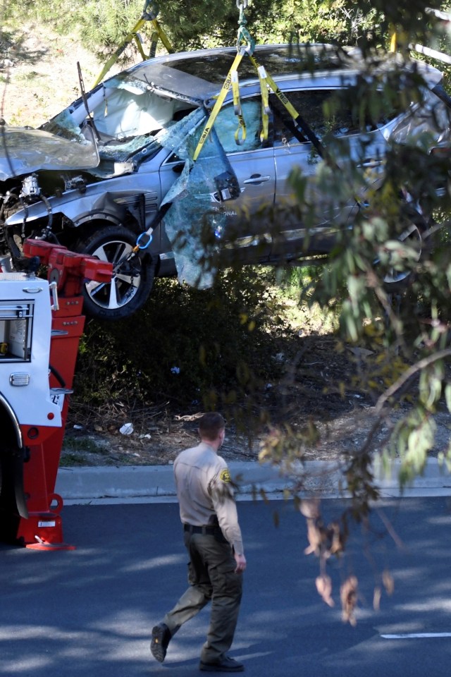 Mobil Tiger Woods diangkut petugas setelah terlibat dalam kecelakaan mobil, dekat Los Angeles, California, AS, Selasa (23/2). Foto: Gene Blevins/REUTERS