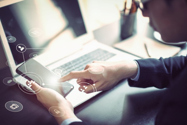 Ilustrasi aplikasi pencari kerja. Foto: Getty Images