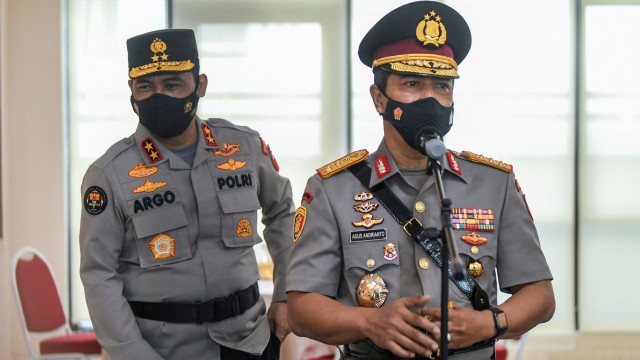Kabareskrim Polri Komjen Pol Agus Andrianto didampingi Kadivhumas Polri Irjen Pol Argo Yuwono (kiri) memberikan keterangan pers usai mengikuti upacara pelantikan dan serah terima jabatan pejabat tinggi Polri di Mabes Polri, Jakarta, Rabu (24/2).  Foto: Galih Pradipta/ANTARA FOTO