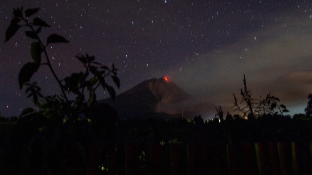 Guguran lava dari puncak Gunung Sinabung terlihat dari di Desa Tigapancur, Simpang Empat, Karo, Sumatera Utara, Kamis (25/2/2021). Foto: Nova Wahyudi/ANTARA FOTO
