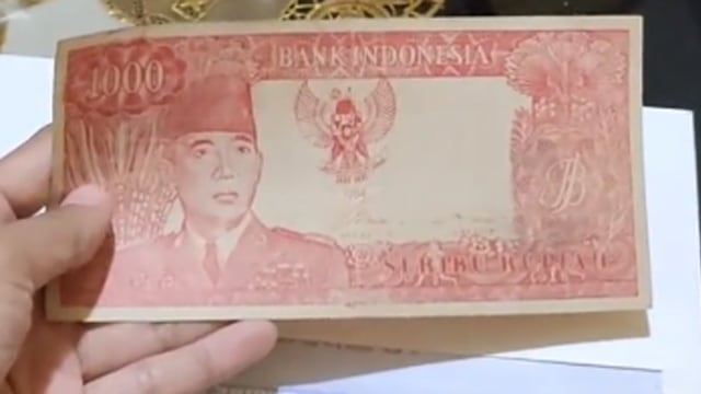 Uang pecahan Rp1.000 ini ditawar Rp400 juta. (Foto: @rinagustiana_/TikTok)