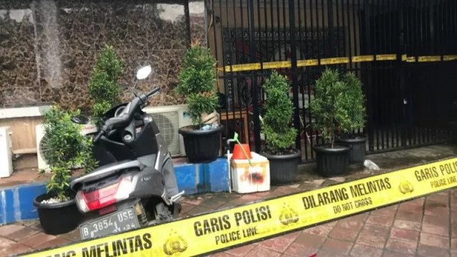 Kafe RM yang menjadi lokasi penembakan diberi garis polisi di Jalan Lingkar Luar Barat Cengkareng, Kamis (25/2/2021). Foto: Devi Nindy/ANTARA