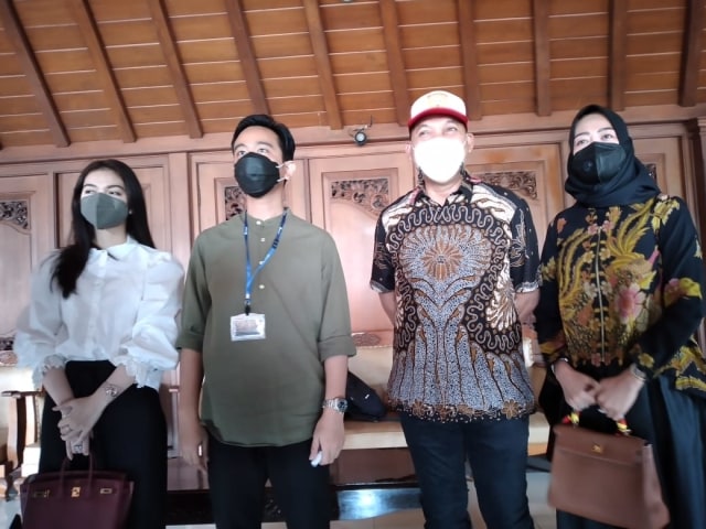 Gibran Rakabuming Raka (kedua kiri) dan Teguh Prakosa (kedua dari kanan) usai gladibersih pelantikan. Foto: Dok. Istimewa