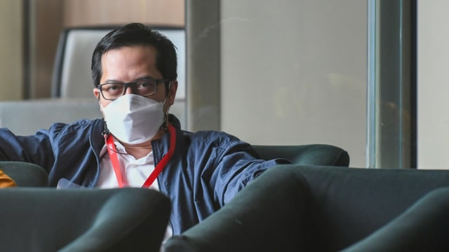 Anggota Komisi II DPR RI M Rakyan Ihsan Yunus duduk di ruang tunggu sebelum menjalani pemeriksaan di Gedung KPK, Jakarta, Kamis (25/2).  Foto: Galih Pradipta/ANTARA FOTO