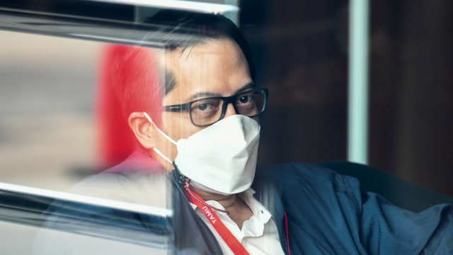Anggota Komisi II DPR RI M Rakyan Ihsan Yunus duduk di ruang tunggu sebelum menjalani pemeriksaan di Gedung KPK, Jakarta, Kamis (25/2).  Foto: Galih Pradipta/ANTARA FOTO