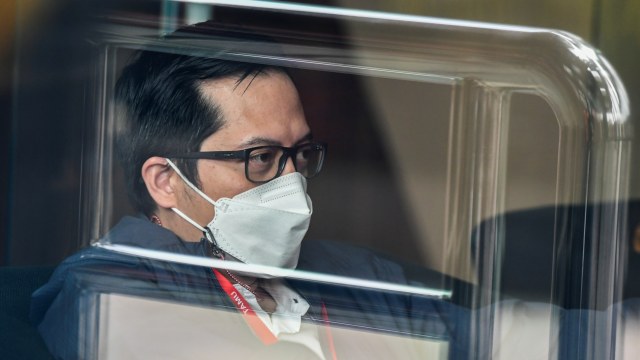 Anggota Komisi II DPR RI M Rakyan Ihsan Yunus duduk di ruang tunggu sebelum menjalani pemeriksaan di Gedung KPK, Jakarta, Kamis (25/2).  Foto: Galih Pradipta/ANTARA FOTO