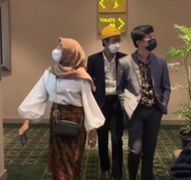 Penggemar Doraemon mengenakan busana kondangan saat menonton 'Stand by Me Doraemon 2'. Foto: TikTok @asmiaaa_