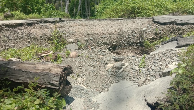 Kerusakan jalan penghubung di dua kecamatan di Kabupaten Halmahera Selatan. Foto: Safri Noh