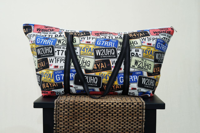Tas Belanja dari Lapaxa Collections yang Fashionablesiapa yang masih menggunakan kantong plastik saat belanja? Rasanya masyarakat saat ini sudah ada beberapa yang mengganti kantong plastik dengan tas belanja.