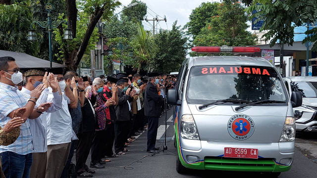 Warga menggelar Salat Jenazah di depan gedung MTA Solo