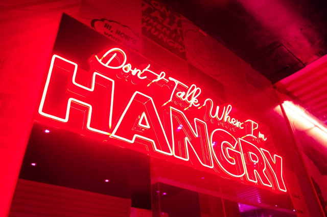 Suasana restoran dine-in Hangry the Alley dengan nuansa neon kyoto Foto: Dok. Istimewa