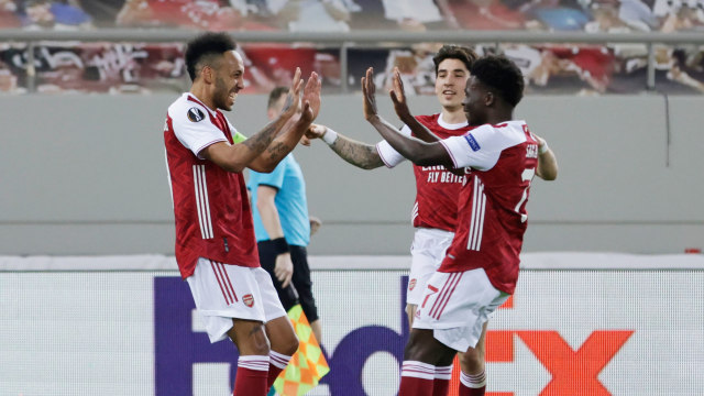Pemain Arsenal melakukan selebrasi pada pertandingan Liga Europa Babak 32 Besar Kedua melawan Benfica di Stadion Karaiskakis, Piraeus, Yunani, Kamis (25/2/2021). Foto: Alkis Konstantinidis/REUTERS