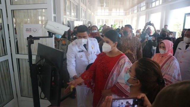 Bobby Nasution jelang pelantikan didampingi istrinya Kahiyang Ayu. Foto: Rahmat Utomo/kumparan