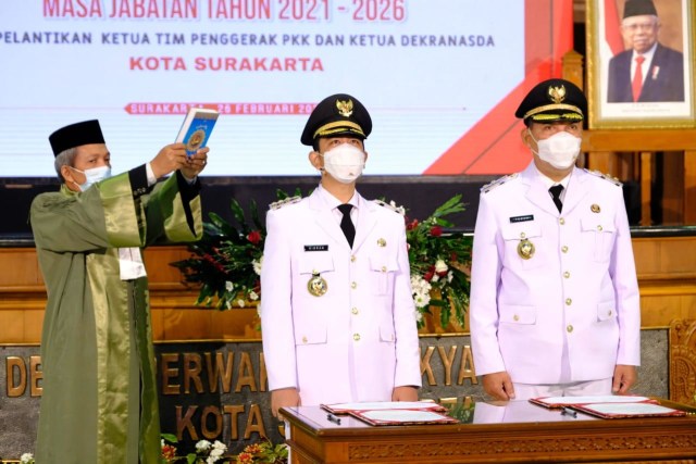 Gibran Rakabuming dan Teguh Prakosa mengucapkan sumpah saat dilantik menjadi Wali Kota dan Wakil Wali Kota Solo terpilih. Foto: Dok. Istimewa