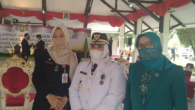 BUPATI Bengkalis baru dilantik, Kasmarni (tengah) diapit oleh koleganya usai pelantikan bersama Bagus Santoso, Wakil Bupati Bengkalis. 