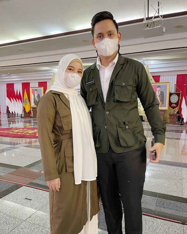 Chacha Frederica dan suami. Foto: Instagram/@chafrederica