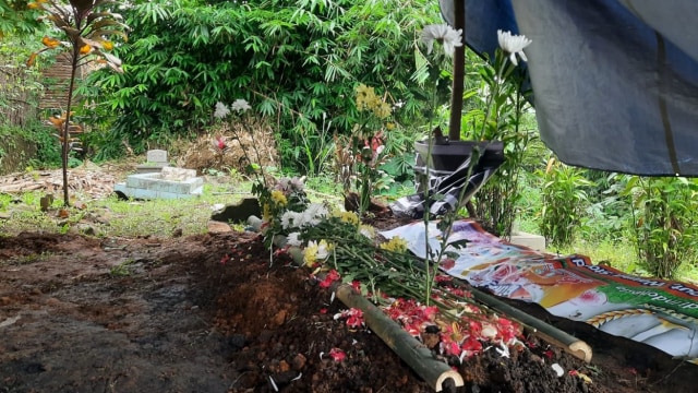 Jasad perempuan bercelana Doraemon alias Diska Putri dimakamkan di pemakaman keluarga di Kabupaten Bogor. Foto: kumparan