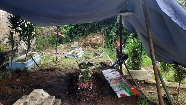 Jasad perempuan bercelana Doraemon alias Diska Putri dimakamkan di pemakaman keluarga di Kabupaten Bogor. Foto: kumparan