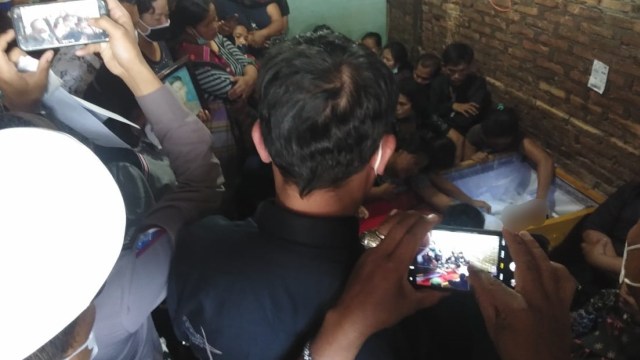 Suasana rumah duka Feri, korban penembakan Bripka Cornelius di Medan. Foto: Dok. Istimewa