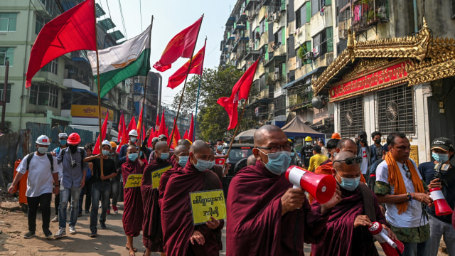 Biksu dan demonstran Buddha melakukan unjuk rasa menentang kudeta militer di Yangon, Myanmar. Foto: STR/REUTERS