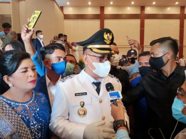 Bupati Halmahera Barat, James Uang, saat diwawancarai usai mengikuti prosesi pelantikan di Kantor Gubernur Maluku Utara. Foto: Eghez
