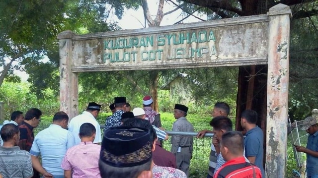 Makam korban tragedi Pulot Cot Jeumpa di Leupung, Aceh Besar. Foto: facebook/Fajar El Manaf