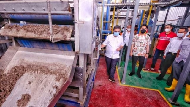 Wali Kota Solo Gibran Rakabuming Raka meninjau proyek Pembangkit Listrik Tenaga sampah (PLTSa) di Tempat Pembuangan Akhir (TPA) Putri Cempo, Mojosongo, Jebres Solo, Jumat (26/2).  Foto: ANTARA