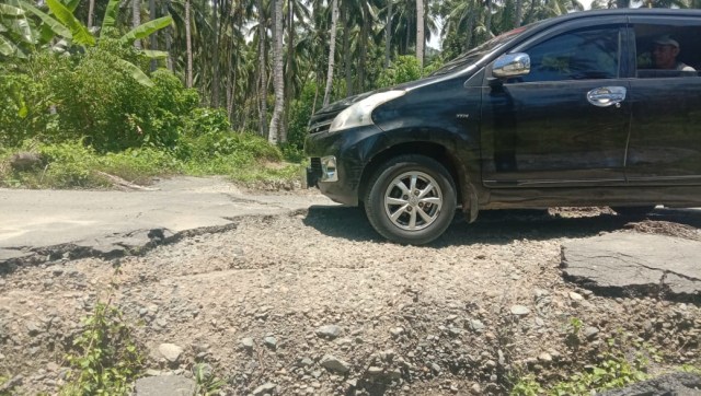 Kerusakan jalan penghubung di dua kecamatan di Kabupaten Halmahera Selatan. Foto: Safri Noh