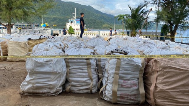Ratusan karung berisi 150 ton limbah diduga hasil penambangan ilegal ditemukan aparat kepolisian di Aceh Selatan, Aceh. Foto: Dok. Polda Aceh