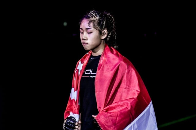 Victoria "The Prodigy" Lee mencoba melawan rasa gugup saat memasuki arena ONE Championship untuk menjalani debut profesionalnya dalam MMA (ONE Championship)
