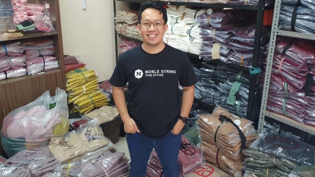 David Afriwinsyah dan sebagian produknya fashion muslimah.(dok/pribadi).
