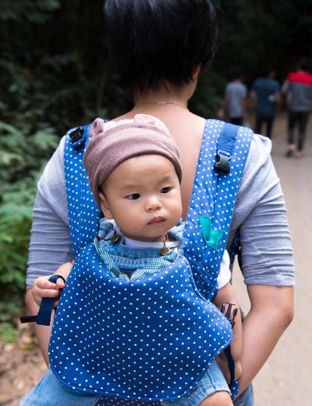 Ilustrasi gendongan bayi model punggung atau backpack.  Foto: Shutter Stock