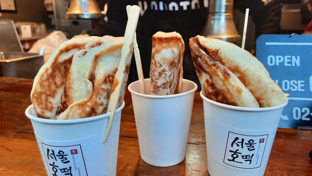 Hotteok yang dijual salah satu vendor terkenal di Kota Seoul, Korea Selatan. Foto: Khiththati/acehkini 