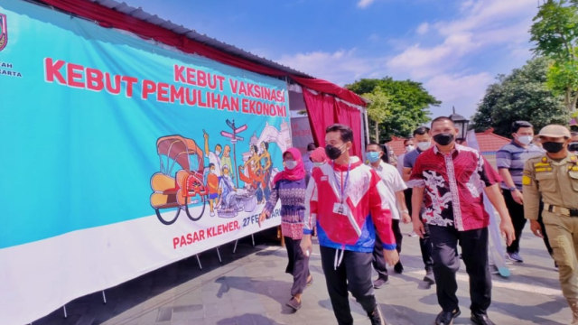 Wali Kota Solo Gibran Rakabuming meninjau vaksinasi di Pasar Klewer (dok Humas Pemkot Solo)